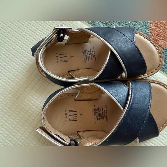 Baby GAP|Baby girl toddler Navy and Tan Kids Summer Sandals with ankle strap•7 - Picture 4 of 6